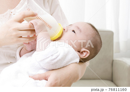 ミルクを飲む赤ちゃん 76811160