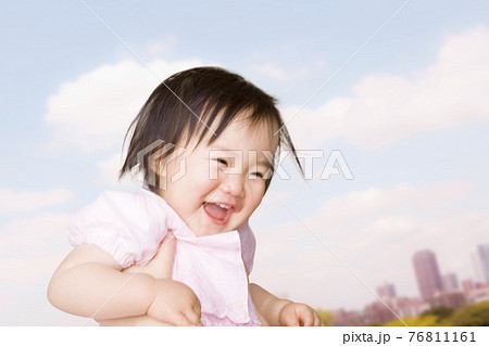 笑顔の女の子 76811161