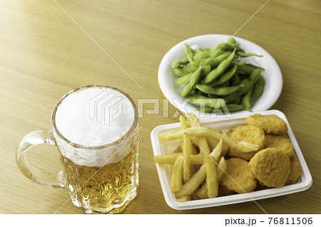 家のテーブルでビールを飲むイメージ 家のテーブルでビールを飲むイメージ 76811506