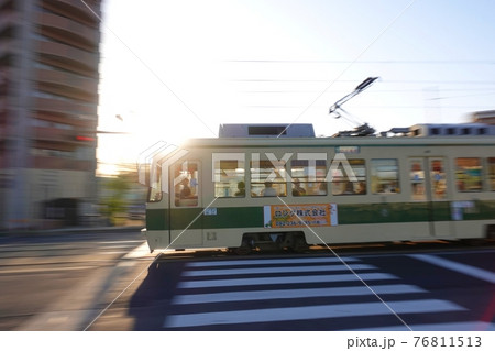 《広島市》夕陽を浴びながら疾走する路面電車 《広島市》夕陽を浴びながら疾走する路面電車 76811513