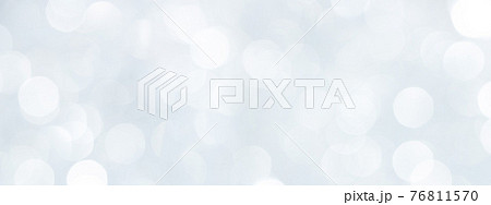 薄グレーの玉ボケの光の背景（さわやかでやさいい感じです。） 76811570