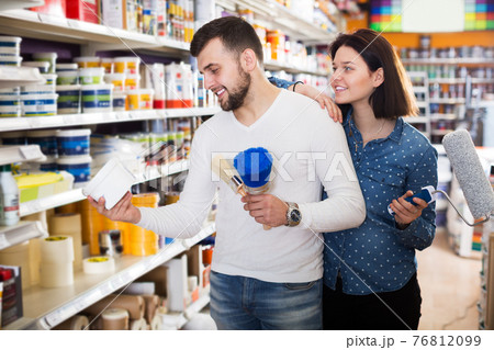 Couple choosing house decoration materials Couple choosing house decoration materials 76812099