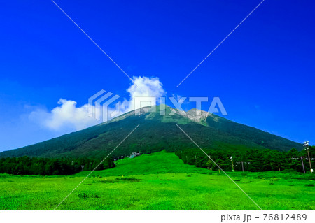 大山が目の前で見える高原 76812489