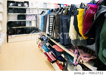 100円ショップの店内 76812552