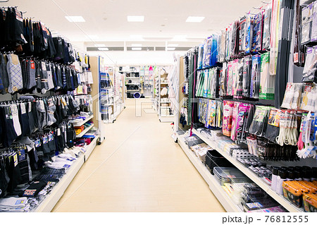100円ショップの店内 76812555