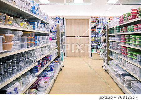 100円ショップの店内 76812557