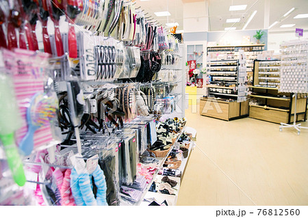 100円ショップの店内 76812560