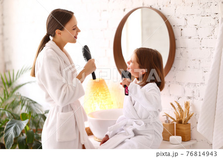 Cheerful mother and daughter having fun during beauty session at home 76814943
