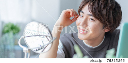 自宅のリビングの鏡の前でヘアスタイルを気にするZ世代 バナーサイズ 自宅のリビングの鏡の前でヘアスタイルを気にするZ世代 バナーサイズ 76815866