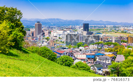 新緑の丘から眺める住宅地 76816373