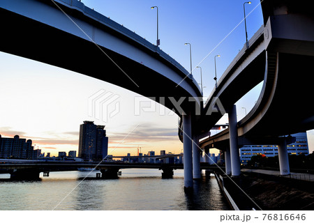 東京　首都高速湾岸線　有明ジャンクションの夕景 76816646