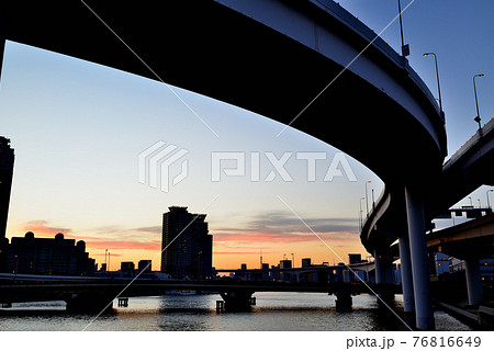 東京　首都高速湾岸線　有明ジャンクションの夕景 76816649