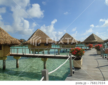 タヒチ　ボラボラ　エメラルドグリーンの海 76817034