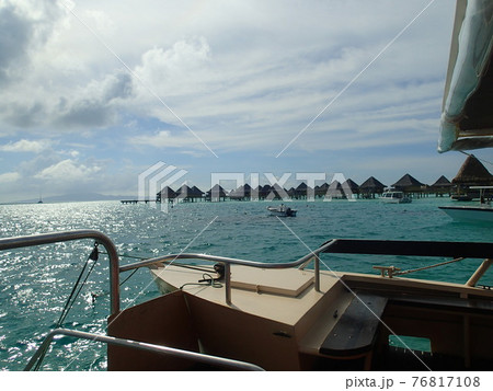 タヒチ　ボラボラ　エメラルドグリーンの海 76817108