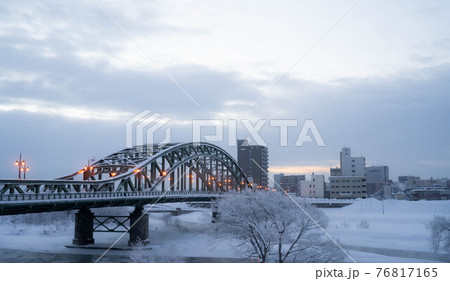 旭川のシンボル旭橋 76817165
