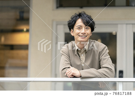 30代前半の男性 ポートレート 30代前半の男性 ポートレート 76817188