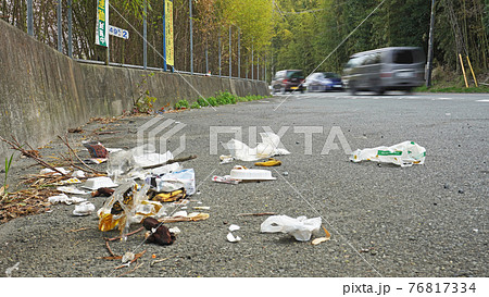 交通イメージ写真<03>(道路脇に車からポイ捨てされたゴミ) 交通イメージ写真<03>(道路脇に車からポイ捨てされたゴミ) 76817334