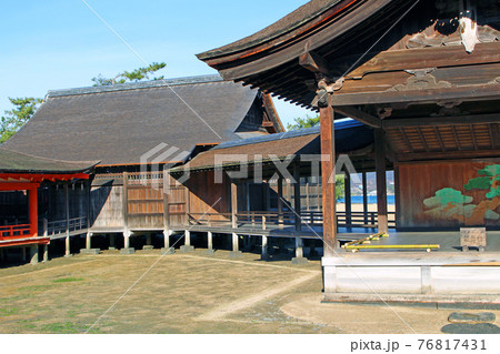 厳島神社の境内から眺めた能舞台と能楽屋の写真素材
