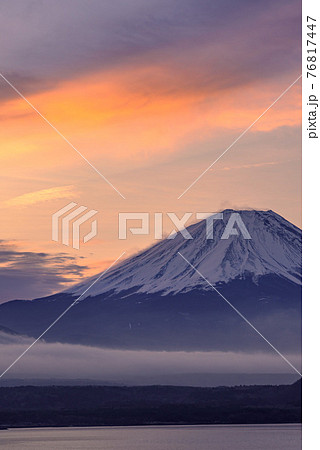 （山梨県）早朝の富士山と雲海・本栖湖 76817447