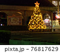 クリスマスツリーの光のボケのイメージ 76817629