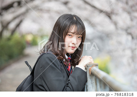 桜と女子高生 桜と女子高生 76818318