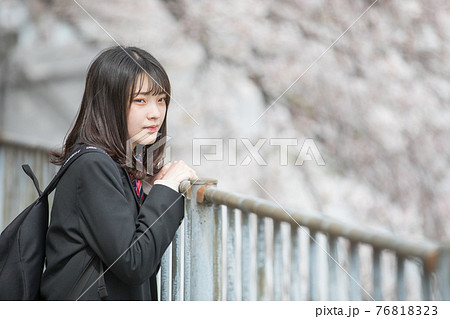 桜と女子高生 76818323