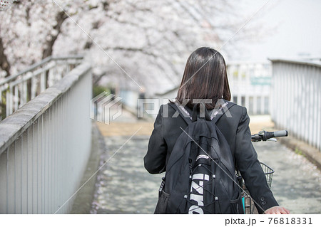 桜と女子高生 桜と女子高生 76818331