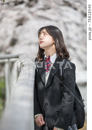 桜と女子高生 76818340