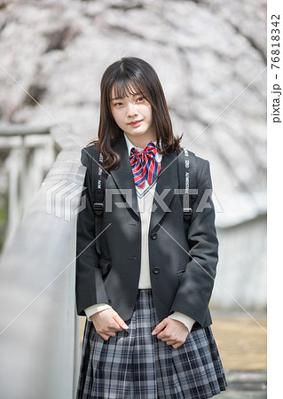 桜と女子高生 桜と女子高生 76818342