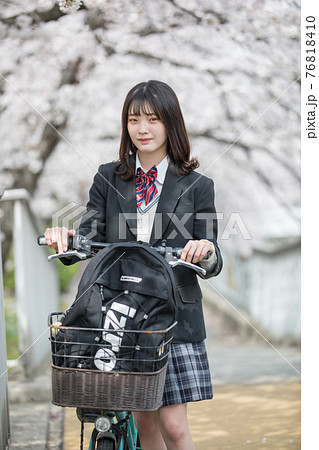 自転車通学の女子高生の写真素材 [76818410] - PIXTA