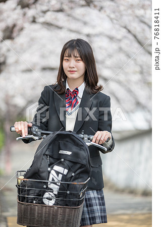自転車通学の女子高生 自転車通学の女子高生 76818411