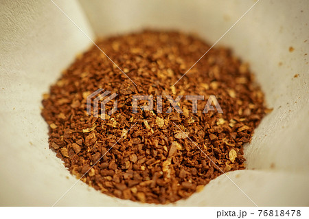 ペーパードリップでコーヒーを 76818478