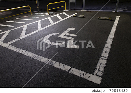 夜のパーキング 身障者用駐車スペース 夜のパーキング 身障者用駐車スペース 76818486