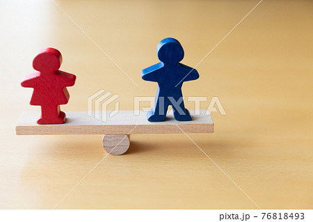 シーソーの上の男女 ジェンダー平等 男女関係イメージ 76818493