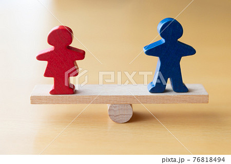 シーソーの上の男女 ジェンダー平等 男女関係イメージ 76818494