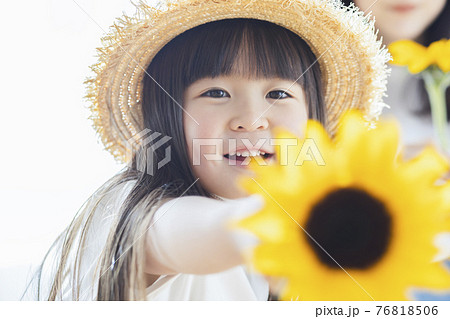 ひまわりを持った親子のポートレート　 76818506