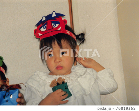 節分の日　鬼のお面をつけた女の子 76819365