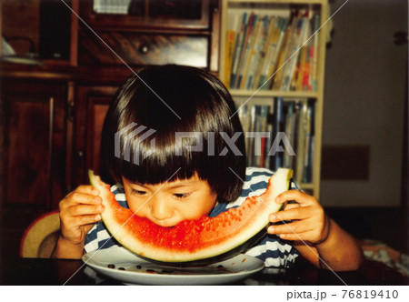 昔のフィルム写真 スイカを食べる女の子 昔のフィルム写真 スイカを食べる女の子 76819410