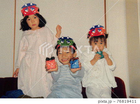 昔のフィルム写真 節分 鬼のお面をかぶる女の子と男の子 昔のフィルム写真 節分 鬼のお面をかぶる女の子と男の子 76819411