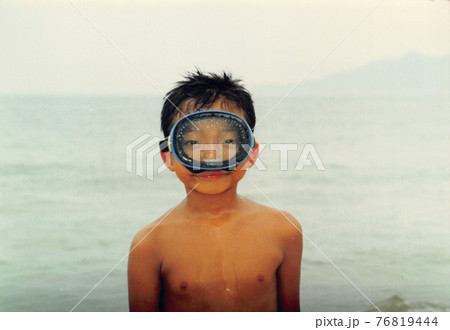 昔のフィルム写真 水中メガネの男の子の写真素材 [76819444] - PIXTA