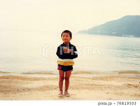 昔のフィルム写真 ビーチに立つ小さな男の子 昔のフィルム写真 ビーチに立つ小さな男の子 76819503