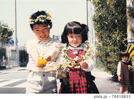 昔のフィルム写真 シロツメクサの冠を頭にのせた子供たちの写真素材 [76819833] - PIXTA