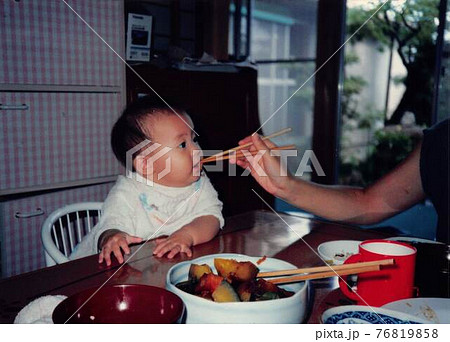 昔のフィルム写真 離乳食を食べている乳児 昔のフィルム写真 離乳食を食べている乳児 76819858