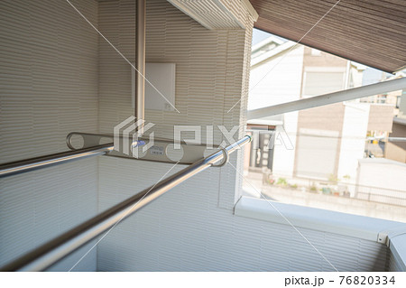 インナーバルコニーにある物干し　物干し竿 76820334