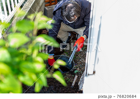 雨水の掃除をする男性 配管 洗浄 点検口 雨水の掃除をする男性 配管 洗浄 点検口 76820684