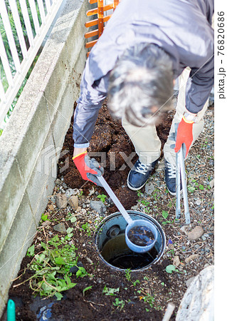 雨水の掃除をする男性　配管　洗浄　点検口 76820686