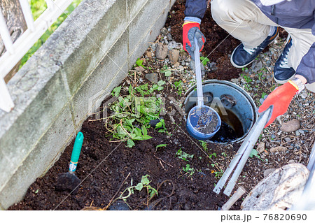 雨水の掃除をする男性　配管　洗浄　点検口 76820690