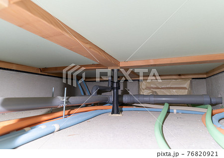 床下点検　床下にあるプラスチック束 76820921