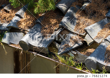 和瓦　ずれた瓦　雨漏りの原因 76821274
