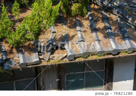 和瓦　ずれた瓦　雨漏りの原因 76821280